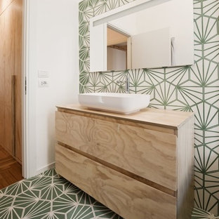Esempio di una stanza da bagno contemporanea con piastrelle bianche, piastrelle verdi, pareti bianche, pavimento con piastrelle in ceramica, lavabo a bacinella, top in legno, pavimento multicolore, ante lisce, ante in legno chiaro e top beige