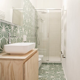 Kleines Skandinavisches Badezimmer En Suite mit Kassettenfronten, hellen Holzschränken, Eckbadewanne, grünen Fliesen, weißen Fliesen, Zementfliesen, grüner Wandfarbe, Zementfliesen, Aufsatzwaschbecken, Waschtisch aus Holz, grünem Boden, Falttür-Duschabtrennung und beiger Waschtischplatte in Mailand