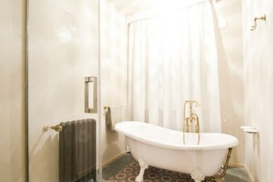 Foto di una stanza da bagno chic con piastrelle di cemento e pareti bianche