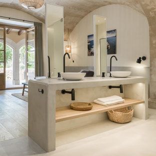 Idee per una stanza da bagno mediterranea con nessun'anta, pareti bianche, lavabo a bacinella, pavimento beige e top grigio