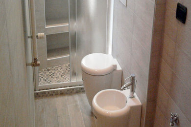 Esempio di una stanza da bagno con doccia ad angolo, WC a due pezzi, pareti beige, pavimento in gres porcellanato, lavabo a bacinella, pavimento beige e porta doccia scorrevole