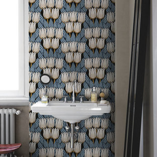 Ispirazione per una stanza da bagno design con pareti grigie, lavabo sospeso e pavimento beige