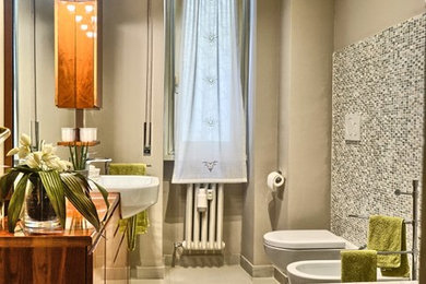 Ispirazione per una stanza da bagno padronale moderna di medie dimensioni con ante lisce, ante in legno scuro, vasca da incasso, bidè, pareti grigie e lavabo da incasso