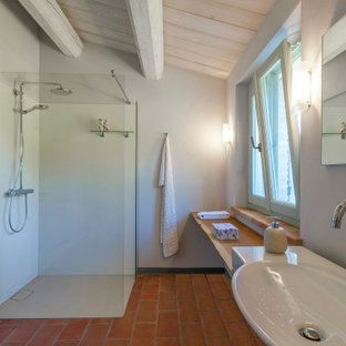 Esempio di una stanza da bagno mediterranea