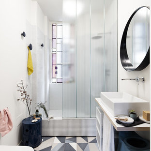 Idee per una stanza da bagno con doccia scandinava con nessun'anta, piastrelle bianche, pareti bianche, top bianco, doccia alcova, lavabo a bacinella e top in legno