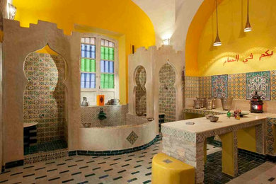Idee per una stanza da bagno etnica con pavimento in terracotta