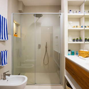 Esempio di una piccola stanza da bagno con doccia stile marino con ante lisce, ante in legno bruno, doccia a filo pavimento, piastrelle beige, pareti beige, top in superficie solida, pavimento beige, porta doccia scorrevole, top bianco e bidè