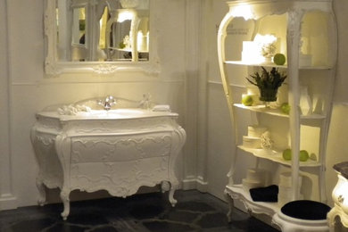 Total white bathroom - Stanza da bagno total white con boiserie