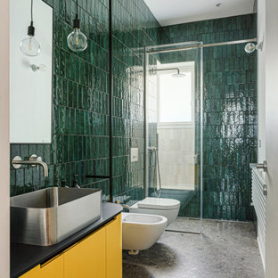 Foto di una grande stanza da bagno con doccia contemporanea con ante a filo, ante gialle, doccia aperta, WC sospeso, piastrelle verdi, piastrelle in ceramica, pareti verdi, pavimento in marmo, lavabo a bacinella, top in laminato, pavimento grigio e top nero