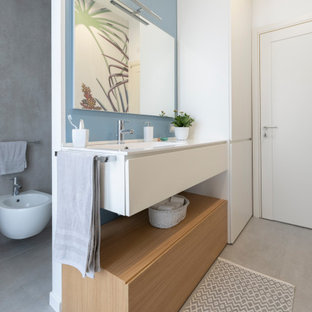 Idee per una stanza da bagno con doccia minimal di medie dimensioni con ante lisce, ante bianche, piastrelle grigie, piastrelle in gres porcellanato, pavimento in gres porcellanato, lavabo integrato, top in quarzo composito, pavimento grigio, top bianco, WC sospeso, pareti blu, un lavabo e mobile bagno sospeso