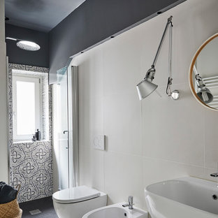 Ispirazione per una stanza da bagno con doccia design di medie dimensioni con doccia alcova, WC sospeso, pistrelle in bianco e nero, piastrelle in gres porcellanato, pareti nere, pavimento in gres porcellanato, lavabo sospeso, pavimento bianco e porta doccia a battente