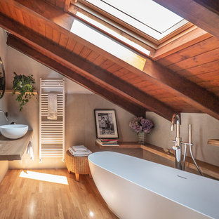 Immagine di una stanza da bagno con doccia minimal di medie dimensioni con ante in legno chiaro, vasca freestanding, piastrelle beige, piastrelle in gres porcellanato, parquet chiaro, lavabo a bacinella, top in legno, ante a filo, pareti grigie, pavimento beige e top beige