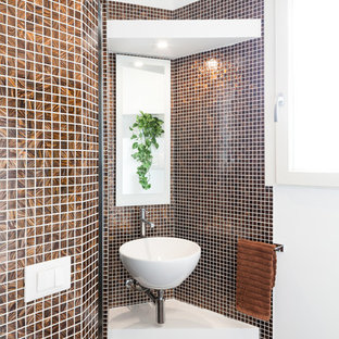 Ispirazione per una piccola stanza da bagno contemporanea con piastrelle a mosaico, lavabo a bacinella, piastrelle marroni, pareti marroni, pavimento con piastrelle a mosaico, pavimento marrone e top bianco
