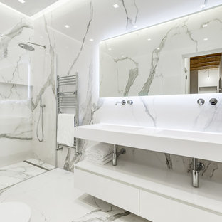 Ispirazione per una stanza da bagno con doccia contemporanea con nessun'anta, ante bianche, doccia alcova, pareti grigie, pavimento in marmo, lavabo integrato, pavimento grigio, porta doccia a battente e top bianco