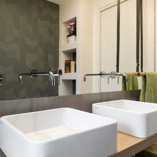 Immagine di una grande stanza da bagno contemporanea con ante in legno chiaro, piastrelle in gres porcellanato, lavabo a bacinella, top in legno, top beige e pareti grigie