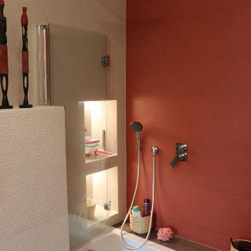 VIALE MONTE NERO | Bagno con vasca e pareti rosso mattone