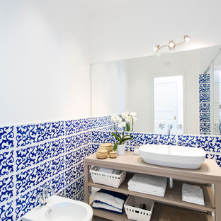 Idee per una stanza da bagno con doccia mediterranea con nessun'anta, ante in legno chiaro, doccia alcova, piastrelle blu, piastrelle multicolore, piastrelle bianche, pareti bianche, lavabo a bacinella e top in legno