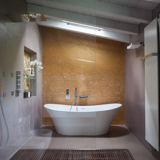 Foto di una stanza da bagno con doccia minimal con pareti grigie, pavimento in cemento, pavimento grigio, vasca freestanding, doccia a filo pavimento e doccia aperta