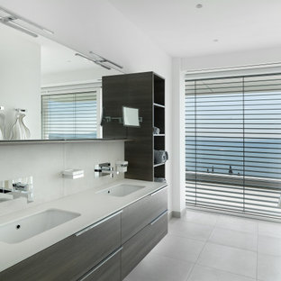 Idee per una grande stanza da bagno padronale contemporanea con ante lisce, pareti bianche, pavimento in gres porcellanato, lavabo sottopiano, top in quarzo composito, top bianco, due lavabi, mobile bagno sospeso, ante grigie e pavimento grigio