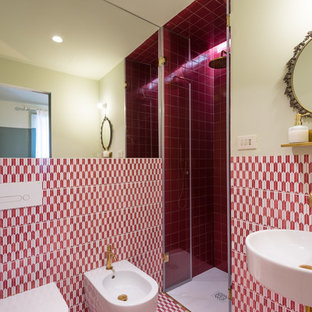 Idee per una grande stanza da bagno con doccia mediterranea con piastrelle multicolore, piastrelle rosse, piastrelle bianche, doccia alcova, bidè, pareti multicolore, lavabo sospeso e porta doccia a battente