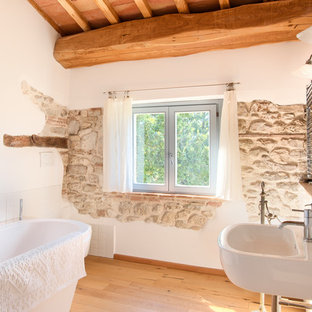 Esempio di una stanza da bagno padronale mediterranea con vasca freestanding, piastrelle bianche, pareti bianche, parquet chiaro, lavabo sospeso, un lavabo e soffitto in legno
