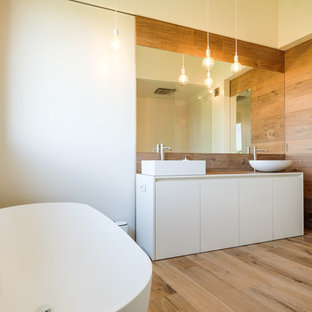 Esempio di una stanza da bagno padronale minimal con ante lisce, ante bianche, pareti bianche, parquet chiaro, lavabo a bacinella e top bianco