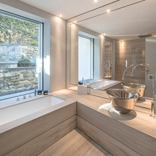 Idee per una stanza da bagno padronale minimal con vasca sottopiano, pavimento in marmo, top in marmo, un lavabo, pareti grigie, lavabo a bacinella, pavimento grigio e top grigio