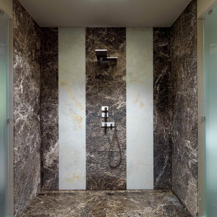 Esempio di una stanza da bagno design con doccia aperta, piastrelle marroni, pavimento marrone e doccia aperta