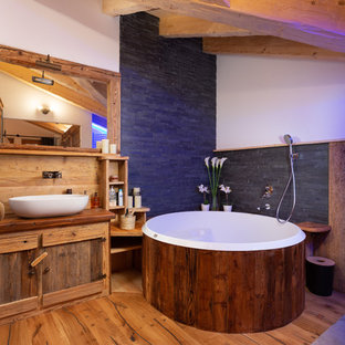 Ispirazione per una stanza da bagno padronale rustica con ante in legno bruno, vasca idromassaggio, top in legno, pareti bianche, pavimento in legno massello medio, lavabo a bacinella, pavimento marrone e top marrone