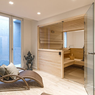 Foto di una sauna stile marino di medie dimensioni con pareti bianche, parquet chiaro e soffitto ribassato