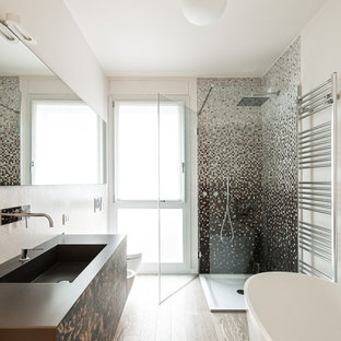 Immagine di una grande stanza da bagno padronale minimal con ante lisce, ante marroni, vasca freestanding, doccia ad angolo, pistrelle in bianco e nero, pareti beige, parquet chiaro, lavabo rettangolare, pavimento beige, porta doccia a battente e top marrone