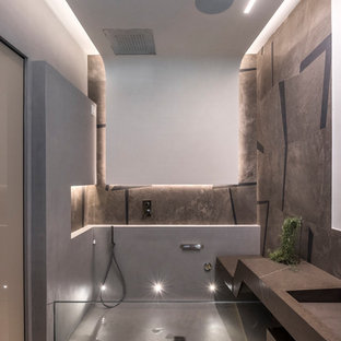 Esempio di una stanza da bagno padronale contemporanea con zona vasca/doccia separata, piastrelle marroni, pareti multicolore, pavimento in legno massello medio, lavabo integrato, top in cemento, pavimento marrone, doccia aperta e top marrone