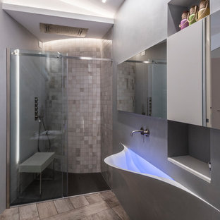 Esempio di una stanza da bagno minimal con doccia alcova, piastrelle beige, pareti grigie, lavabo integrato, pavimento grigio e porta doccia scorrevole