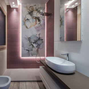 Ispirazione per una stanza da bagno con doccia contemporanea con nessun'anta, doccia aperta, bidè, piastrelle rosa, pareti bianche, pavimento in legno massello medio, lavabo a bacinella, pavimento grigio, doccia aperta e top grigio