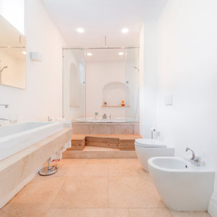 Esempio di una grande stanza da bagno padronale design con vasca idromassaggio, vasca/doccia, WC a due pezzi, pareti bianche, pavimento in gres porcellanato, lavabo a bacinella, top in marmo, pavimento beige, porta doccia scorrevole, top beige, un lavabo e mobile bagno sospeso