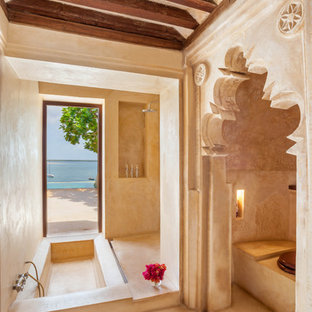 Immagine di una stanza da bagno padronale etnica con vasca da incasso e doccia a filo pavimento