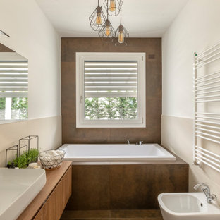 Ispirazione per una stanza da bagno contemporanea con ante lisce, ante in legno scuro, vasca da incasso, pareti bianche, lavabo a bacinella, top in legno, pavimento marrone, top marrone, un lavabo e mobile bagno sospeso