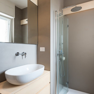 Esempio di una piccola stanza da bagno con doccia contemporanea con ante in legno chiaro, doccia a filo pavimento, pareti grigie, parquet chiaro, top in legno, porta doccia a battente, ante lisce, lavabo a bacinella, pavimento beige e top beige