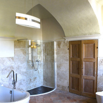 WARM AND COZY BATHROOM IN TRAVERTINE