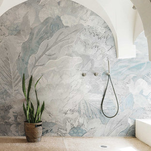 Foto di una grande stanza da bagno tropicale con doccia aperta, pareti multicolore, pavimento con piastrelle in ceramica e pavimento beige