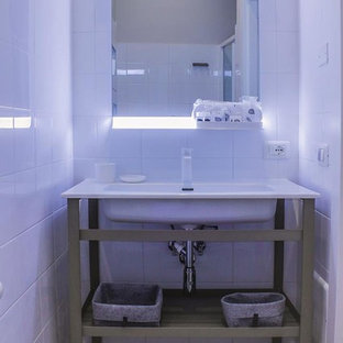 Immagine di una stanza da bagno con doccia scandinava con piastrelle multicolore, piastrelle in gres porcellanato, pareti multicolore, pavimento in gres porcellanato e un lavabo