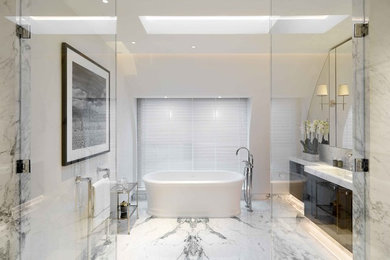 Diseño de cuarto de baño contemporáneo con suelo de mármol, lavabo encastrado y suelo blanco