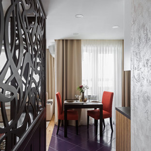 Esempio di una piccola sala da pranzo aperta verso la cucina design con pavimento viola