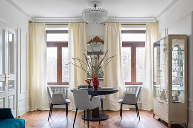Источник вдохновения для домашнего уюта: столовая в стиле неоклассика (современная классика) с белыми стенами, паркетным полом среднего тона, коричневым полом и панелями на части стены