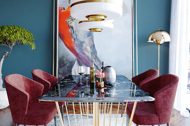 На фото: столовая в современном стиле с синими стенами и паркетным полом среднего тона с