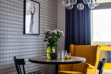 На фото: столовая среднего размера в скандинавском стиле с серыми стенами, паркетным полом среднего тона и коричневым полом