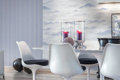 Свежая идея для дизайна: столовая в стиле модернизм с синими стенами - отличное фото интерьера