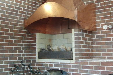 Идея дизайна: большая кухня-столовая в стиле лофт с коричневыми стенами, полом из керамической плитки, стандартным камином, фасадом камина из кирпича и коричневым полом