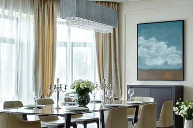 Immagine di una grande sala da pranzo aperta verso il soggiorno chic con pareti beige e pavimento in legno massello medio