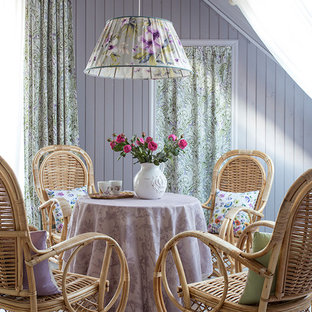 Immagine di una sala da pranzo shabby-chic style con pavimento in legno verniciato e pareti viola